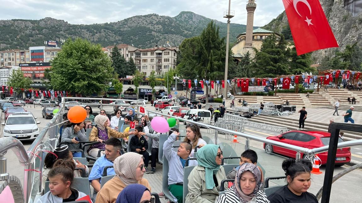 Okulumuzun Engelsiz Öğrencileri Üstü Açık Otobüsle Şehir Turu Yaparak 